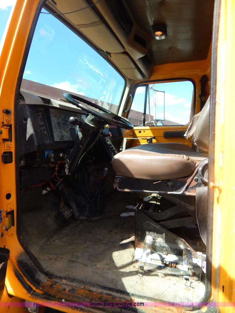 image for item G3482 2000 International 4900 dump truck