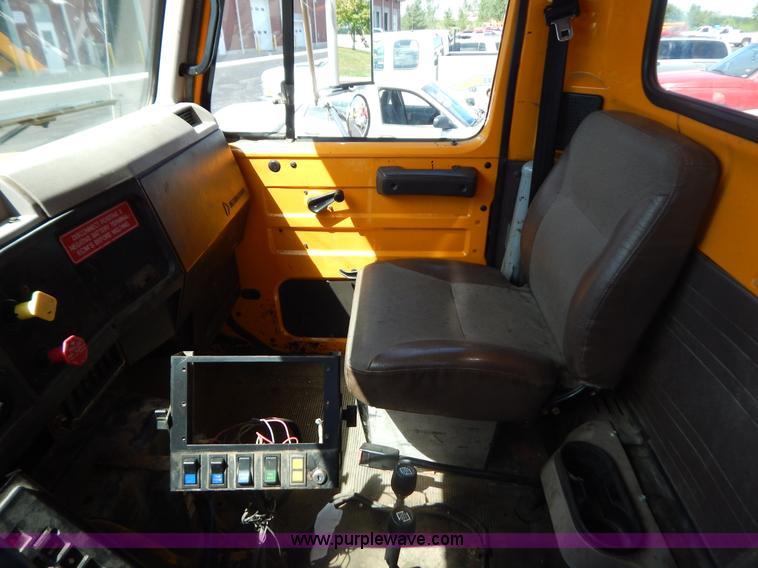 image for item G3482 2000 International 4900 dump truck