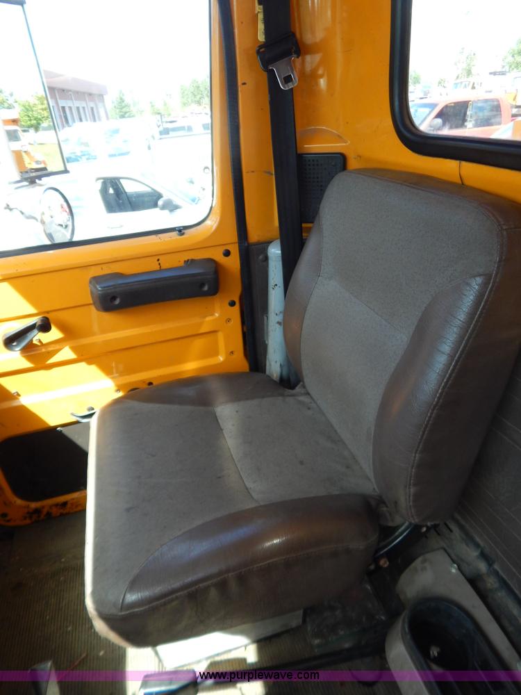 image for item G3482 2000 International 4900 dump truck