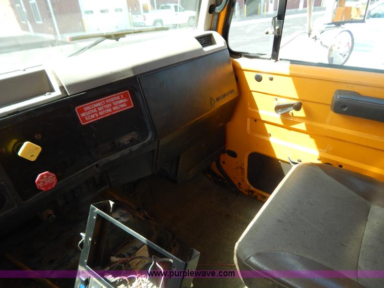 image for item G3482 2000 International 4900 dump truck