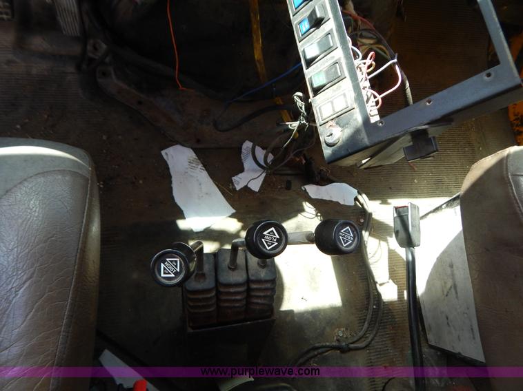 image for item G3482 2000 International 4900 dump truck