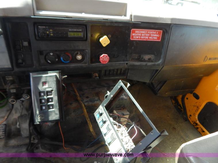 image for item G3482 2000 International 4900 dump truck