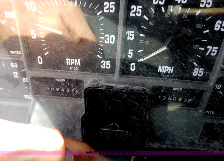 image for item G3482 2000 International 4900 dump truck