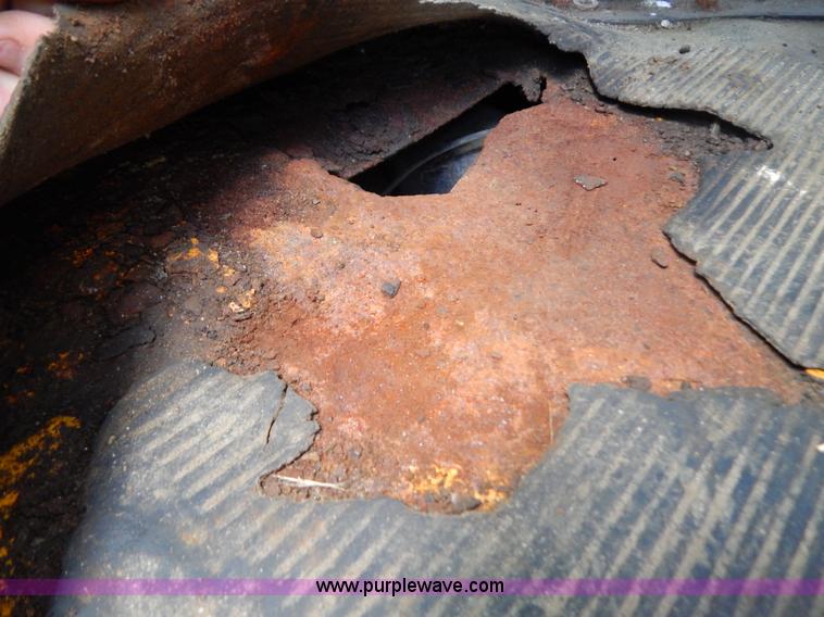 image for item G3484 1997 International 4900 dump truck