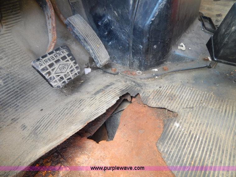 image for item G3484 1997 International 4900 dump truck