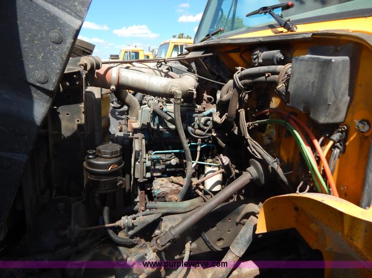 image for item G3485 1998 International 4900 tandem axle dump truck