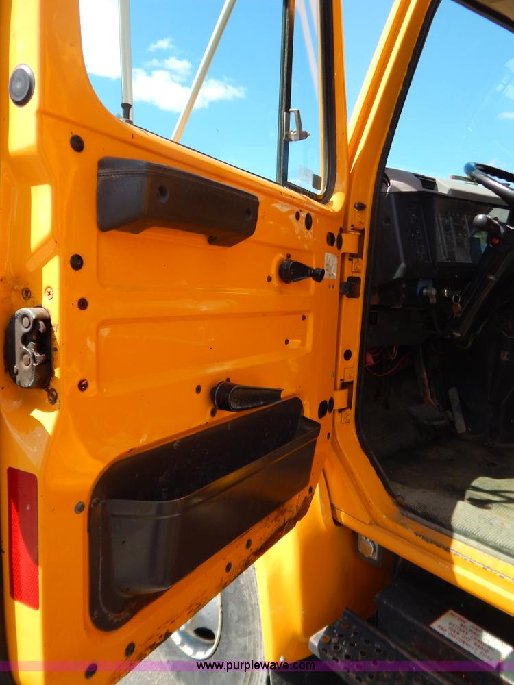 image for item G3485 1998 International 4900 tandem axle dump truck