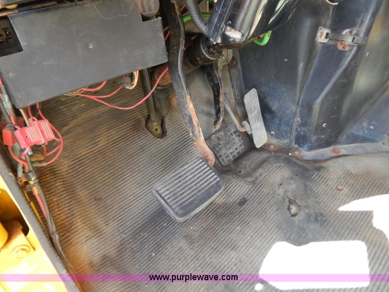 image for item G3485 1998 International 4900 tandem axle dump truck