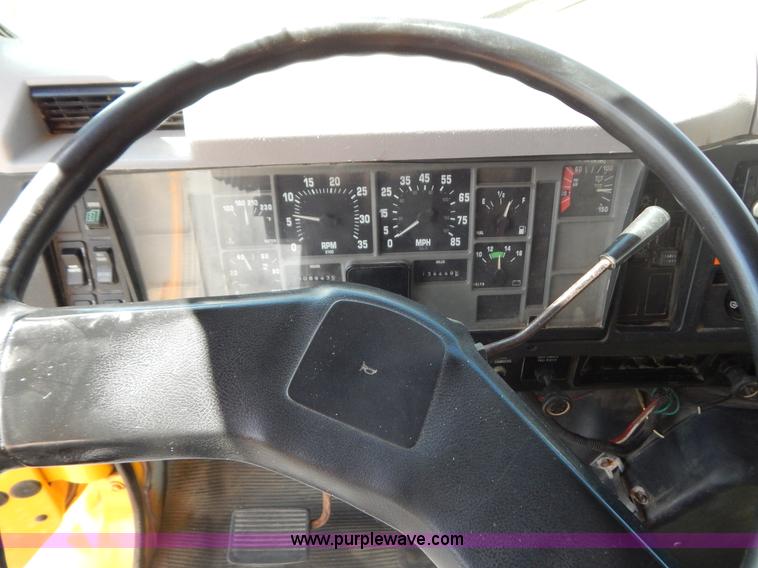 image for item G3485 1998 International 4900 tandem axle dump truck