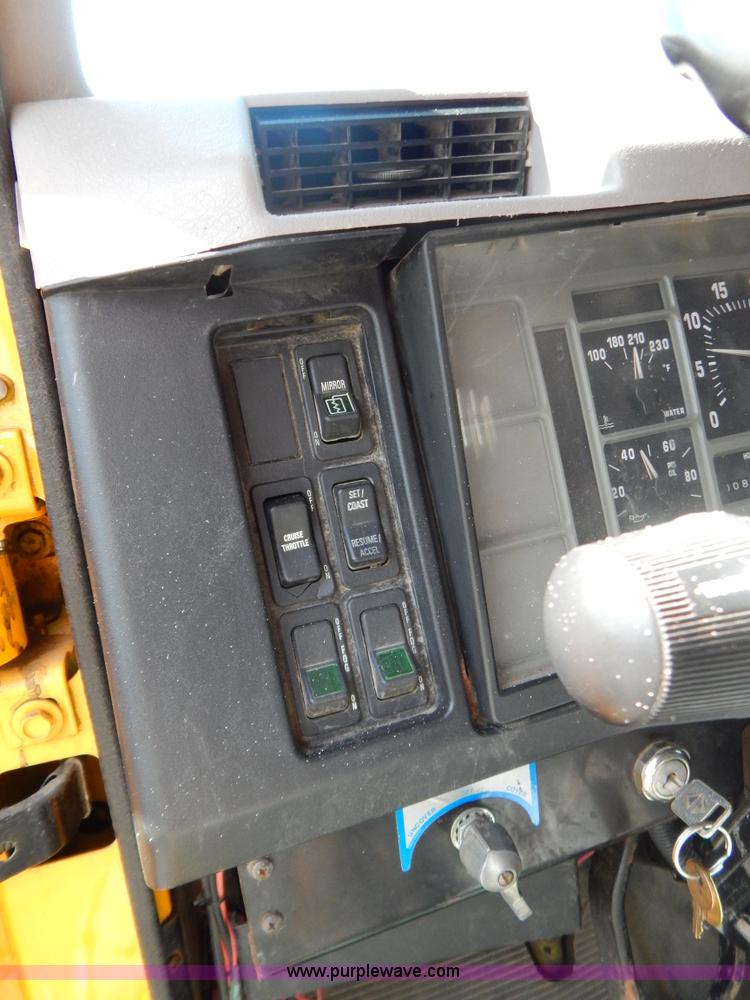 image for item G3485 1998 International 4900 tandem axle dump truck