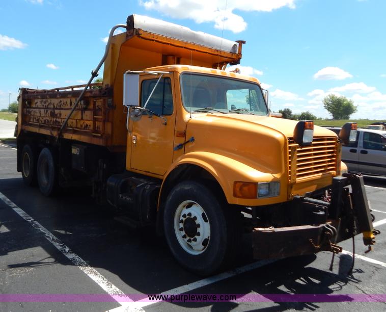 image for item G3486 1999 International 4900 dump truck