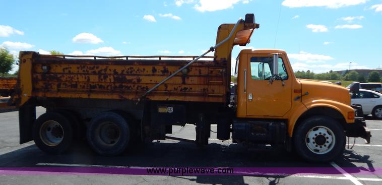 image for item G3486 1999 International 4900 dump truck