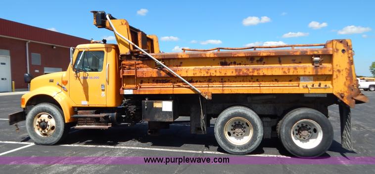 image for item G3486 1999 International 4900 dump truck