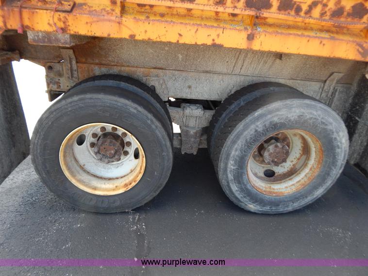 image for item G3486 1999 International 4900 dump truck