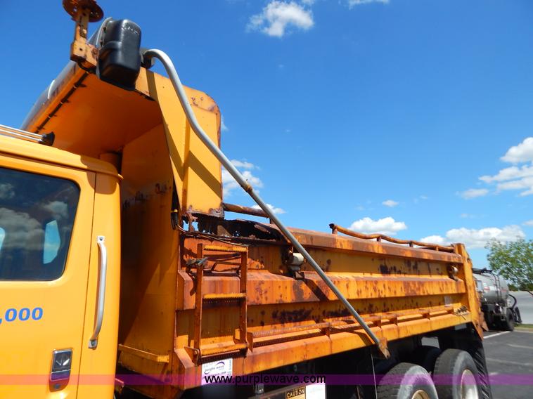 image for item G3486 1999 International 4900 dump truck