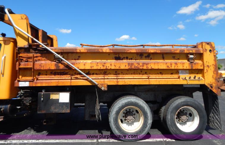 image for item G3486 1999 International 4900 dump truck