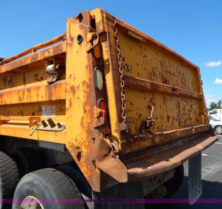 image for item G3486 1999 International 4900 dump truck