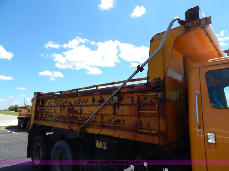 image for item G3486 1999 International 4900 dump truck