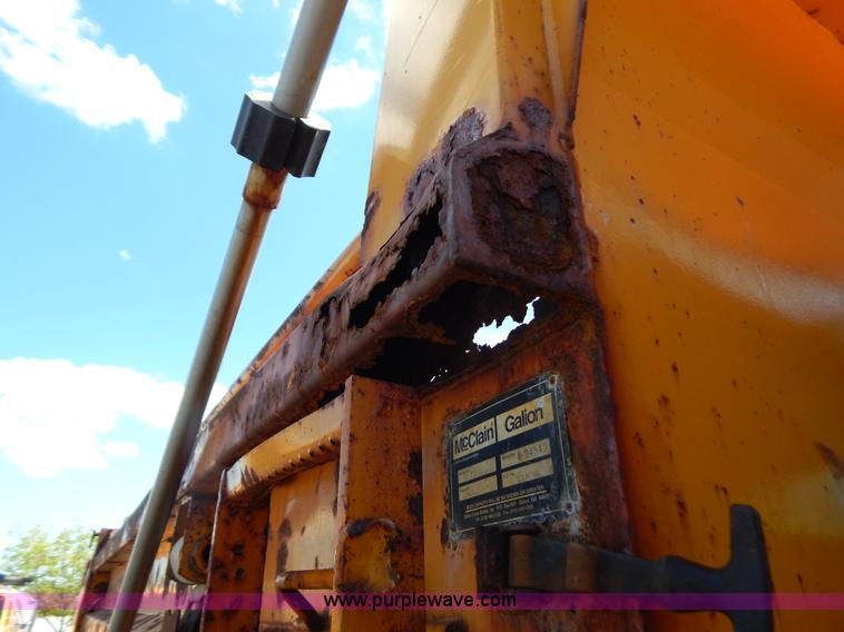 image for item G3486 1999 International 4900 dump truck