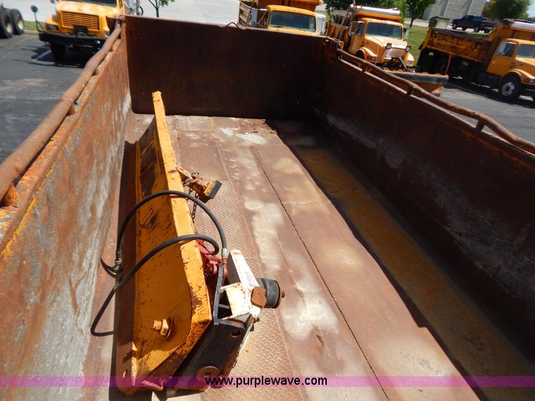 image for item G3486 1999 International 4900 dump truck