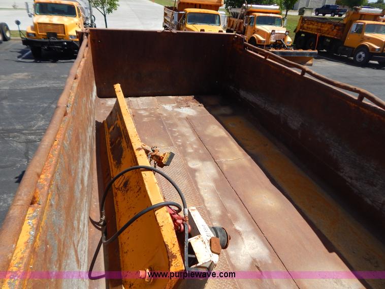 image for item G3486 1999 International 4900 dump truck