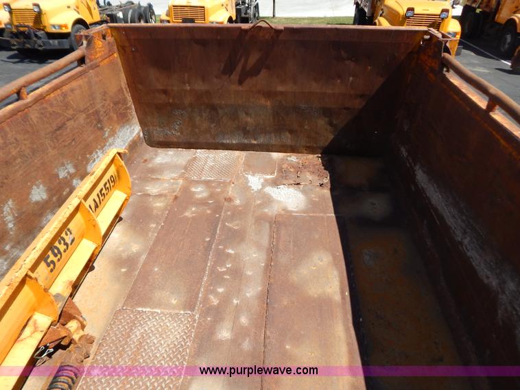 image for item G3486 1999 International 4900 dump truck