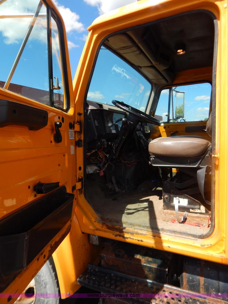 image for item G3486 1999 International 4900 dump truck