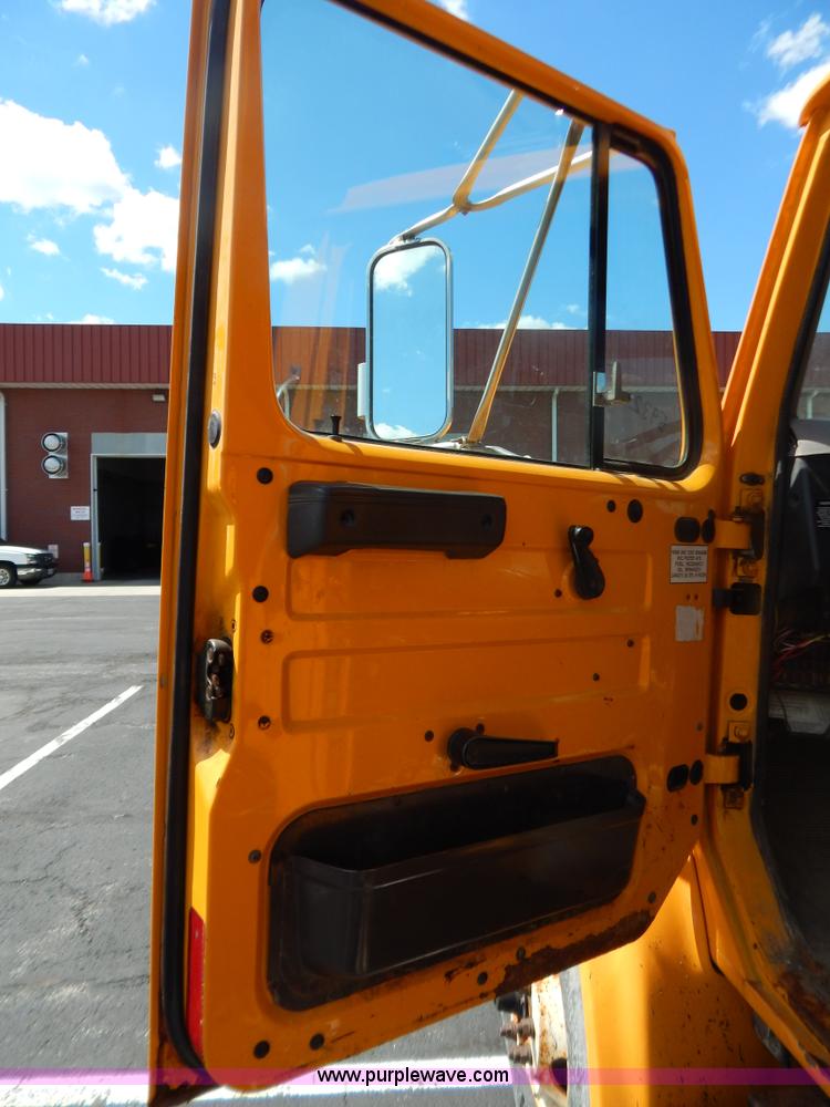 image for item G3486 1999 International 4900 dump truck