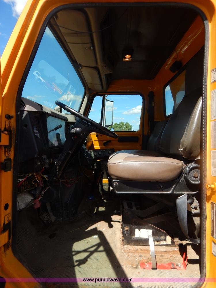 image for item G3486 1999 International 4900 dump truck