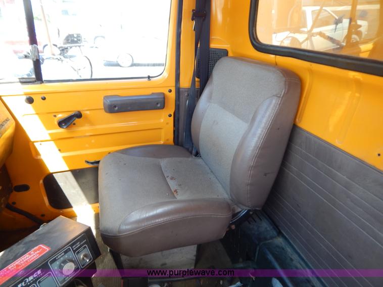 image for item G3486 1999 International 4900 dump truck