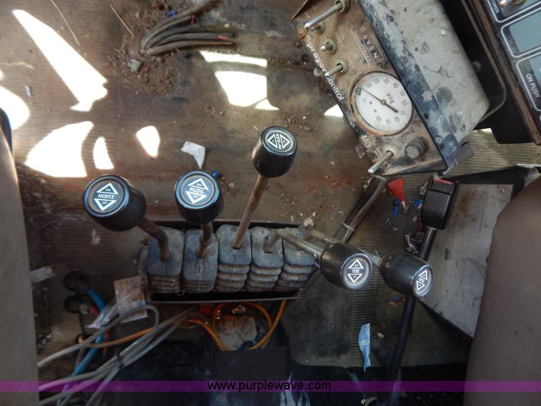 image for item G3486 1999 International 4900 dump truck