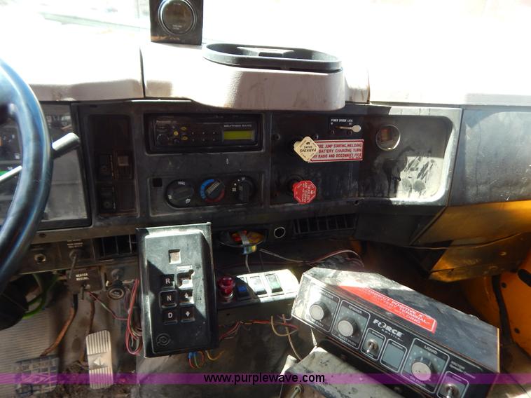 image for item G3486 1999 International 4900 dump truck