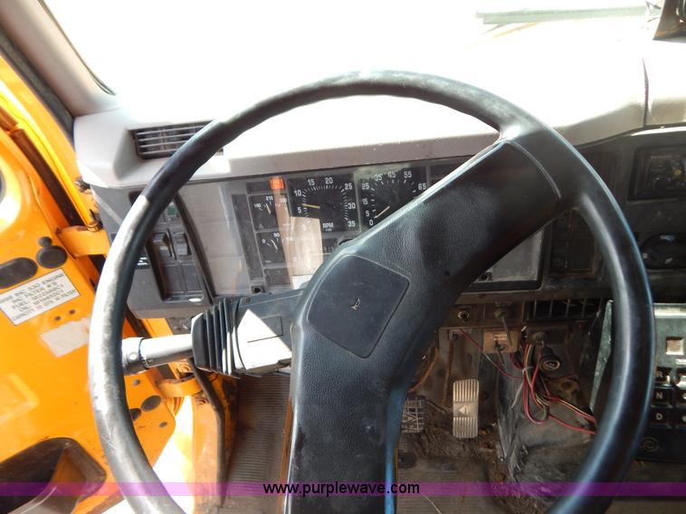 image for item G3486 1999 International 4900 dump truck