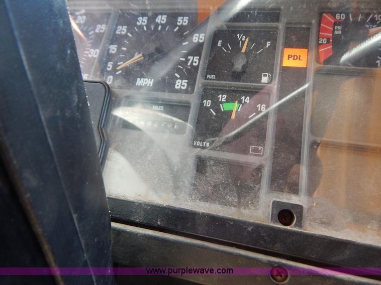 image for item G3486 1999 International 4900 dump truck