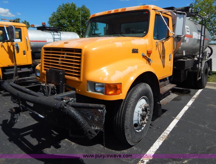 image for item G3487 1998 International 4900 oil distribution truck