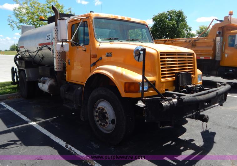 image for item G3487 1998 International 4900 oil distribution truck