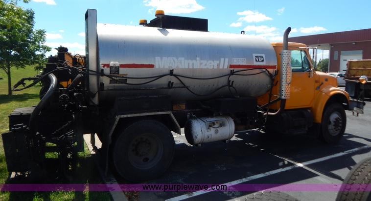 image for item G3487 1998 International 4900 oil distribution truck