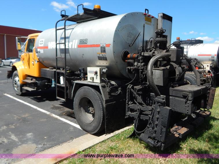 image for item G3487 1998 International 4900 oil distribution truck