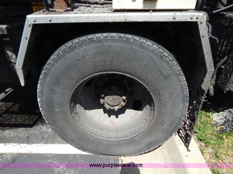 image for item G3487 1998 International 4900 oil distribution truck