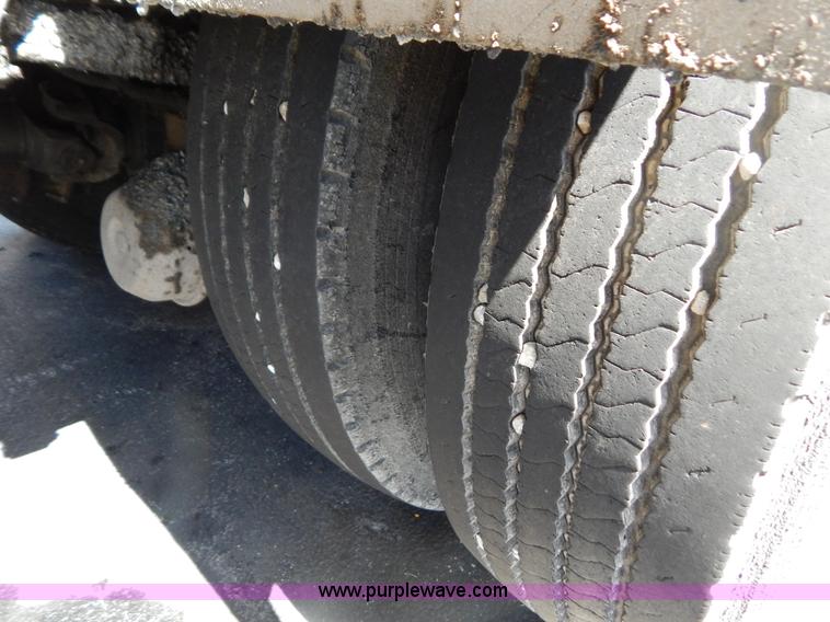 image for item G3487 1998 International 4900 oil distribution truck