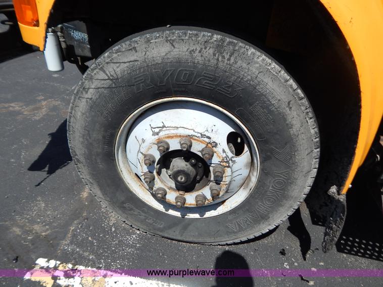 image for item G3487 1998 International 4900 oil distribution truck