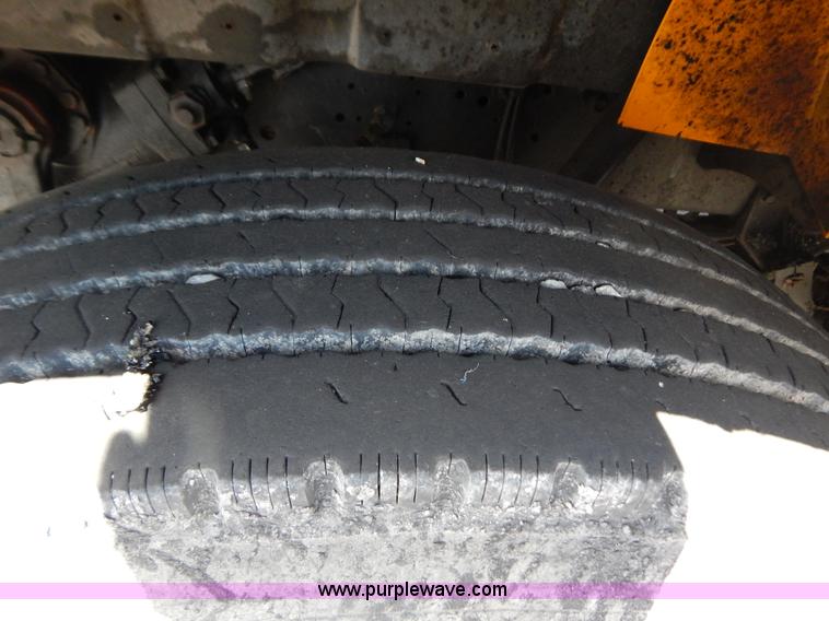 image for item G3487 1998 International 4900 oil distribution truck