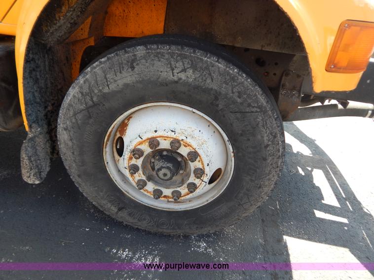 image for item G3487 1998 International 4900 oil distribution truck