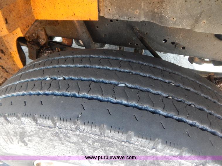 image for item G3487 1998 International 4900 oil distribution truck