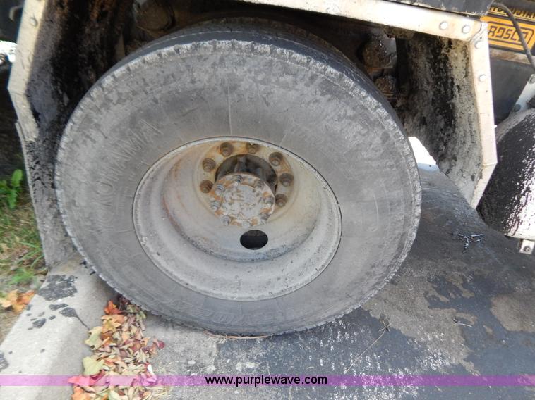 image for item G3487 1998 International 4900 oil distribution truck