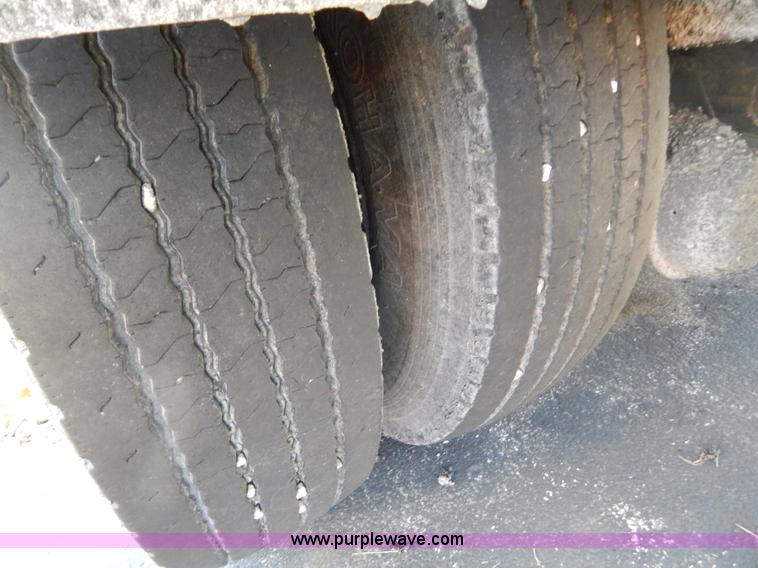 image for item G3487 1998 International 4900 oil distribution truck