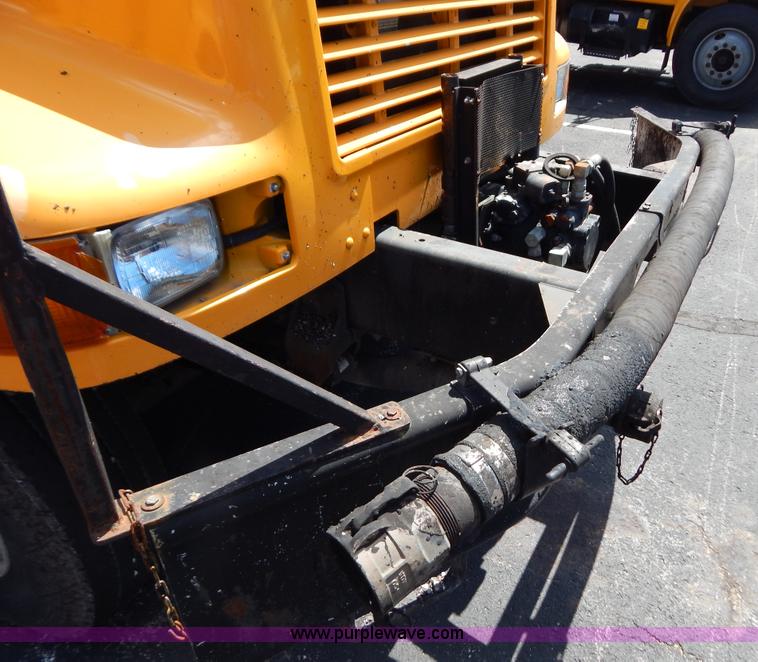 image for item G3487 1998 International 4900 oil distribution truck