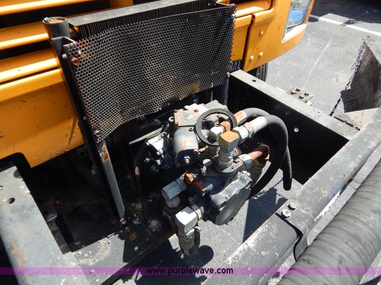 image for item G3487 1998 International 4900 oil distribution truck