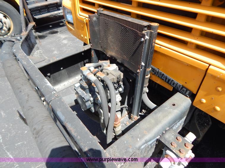 image for item G3487 1998 International 4900 oil distribution truck