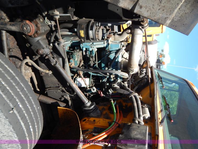 image for item G3487 1998 International 4900 oil distribution truck